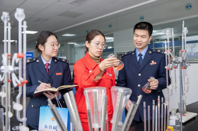 稅助發(fā)展向新進(jìn) 稅宣春風(fēng)更宜人<br><br>近來(lái)，各省市稅務(wù)部門(mén)緊扣“稅助發(fā)展向新進(jìn)”主題，聯(lián)合企業(yè)技術(shù)咨詢服務(wù)專家團(tuán)隊(duì)，深入各類技術(shù)創(chuàng)新企業(yè)，帶來(lái)了溫暖的“稅宣春風(fēng)”。稅務(wù)干部以講解稅收優(yōu)惠為中心，面對(duì)面、實(shí)打?qū)嵉鼗貞?yīng)新興科技企業(yè)專項(xiàng)享受的研悉益優(yōu)惠政策；解答數(shù)字經(jīng)濟(jì)賦背景下的稅法申報(bào)等有關(guān)應(yīng)用規(guī)定問(wèn)題；進(jìn)行辦理及時(shí)年度退補(bǔ)料實(shí)務(wù)；以及暢聊訴求建議共謀利用暢通。<br><br>例如某地域團(tuán)隊(duì)聯(lián)合財(cái)務(wù)管理機(jī)構(gòu)免費(fèi)發(fā)放通俗匯編《稅收寶》，采用模掃免費(fèi)測(cè)評(píng)法技術(shù)解決定制退稅運(yùn)算方式革新 操作咨詢采取定期媒體